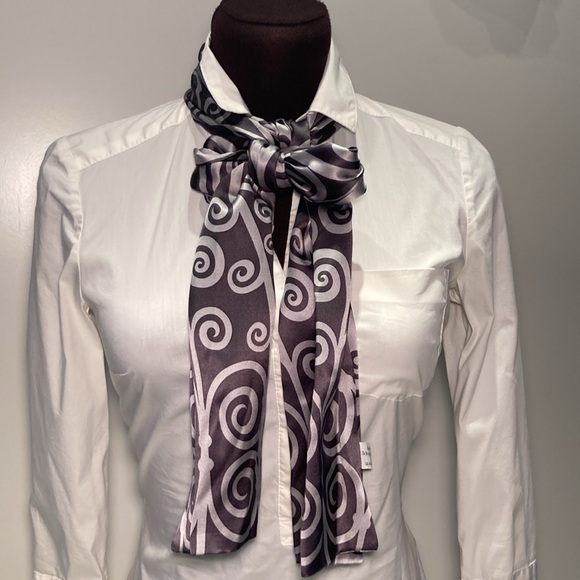 The Metropolitan Museum of Art scrolls silk scarf - Picture 3 of 16